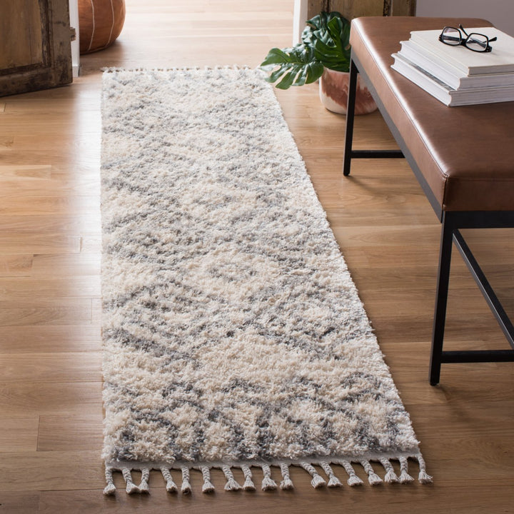 SAFAVIEH Berber Fringe Shag BFG611A Cream / Grey Rug Image 2