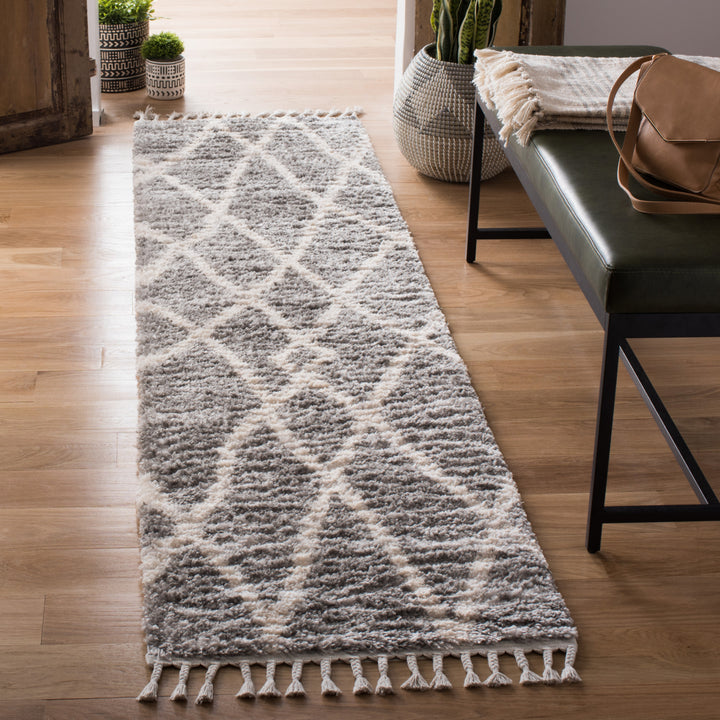 SAFAVIEH Berber Fringe Shag BFG628F Grey / Cream Rug Image 2