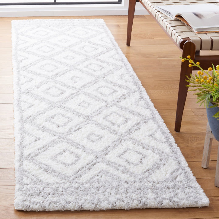 SAFAVIEH Berber Shag Collection BER589A Ivory / Grey Rug Image 3