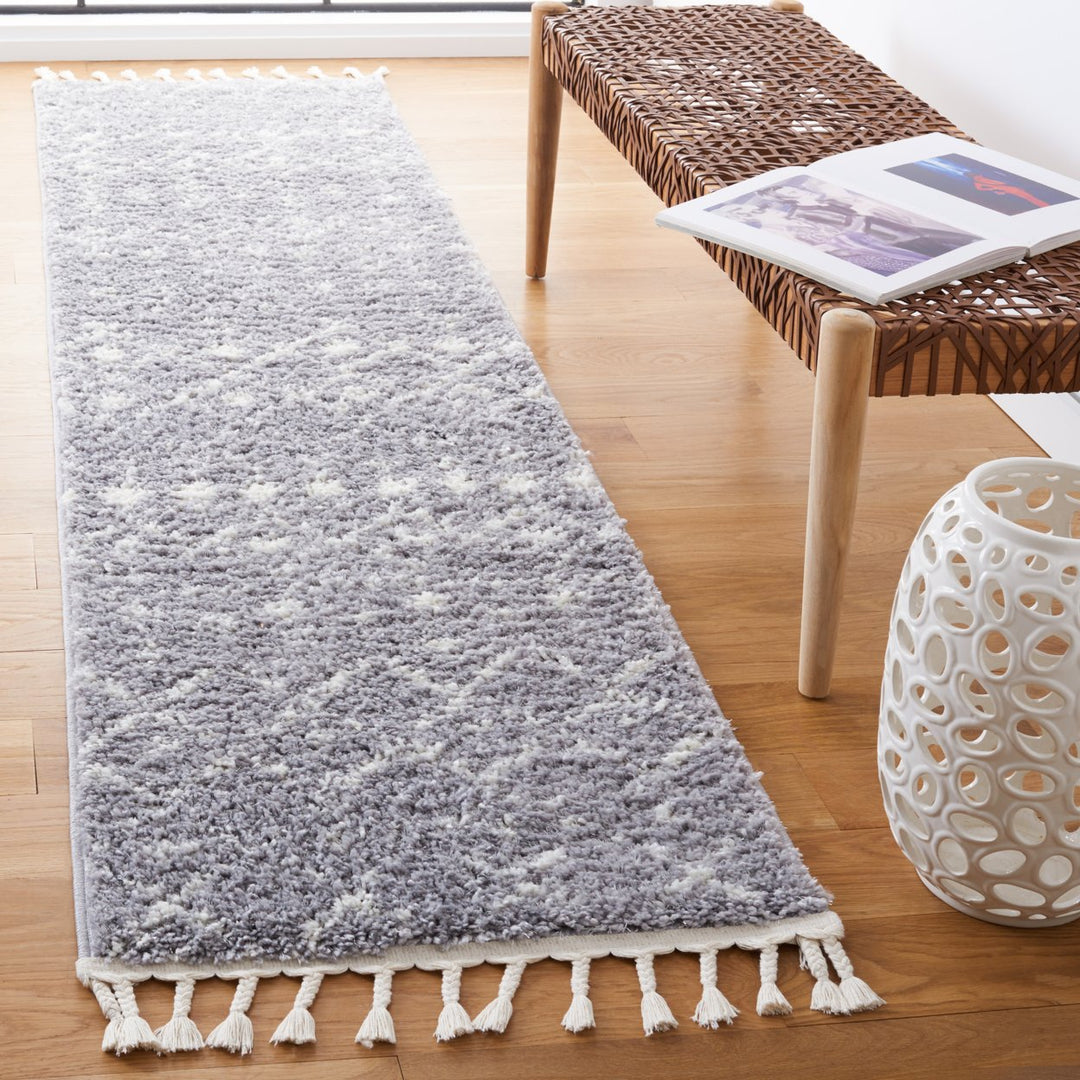 SAFAVIEH Berber Fringe Shag BFG516G Lt Grey /Ivory Rug Image 3