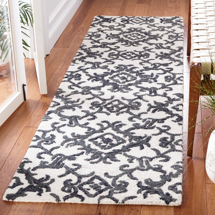 SAFAVIEH Blossom BLM104B Handmade Ivory / Black Rug Image 3