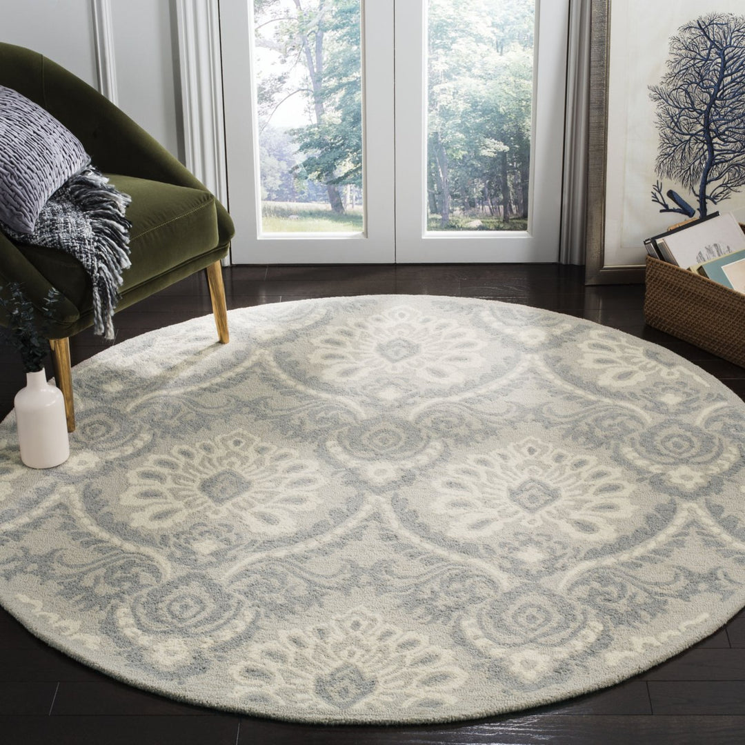 SAFAVIEH Blossom BLM106A Handmade Light Grey / Ivory Rug Image 2