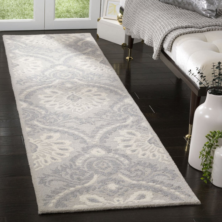 SAFAVIEH Blossom BLM106A Handmade Light Grey / Ivory Rug Image 3