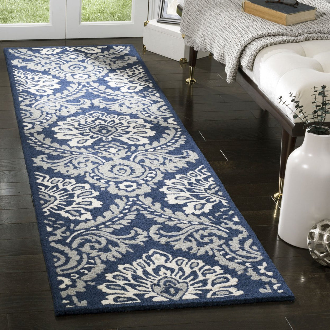 SAFAVIEH Blossom BLM106B Handmade Navy / Ivory Rug Image 3