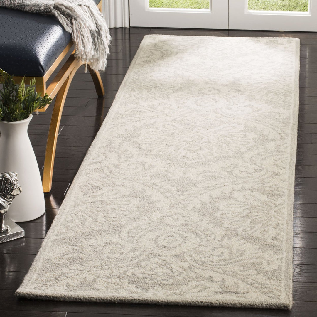 SAFAVIEH Blossom BLM106G Handmade Silver / Ivory Rug Image 3