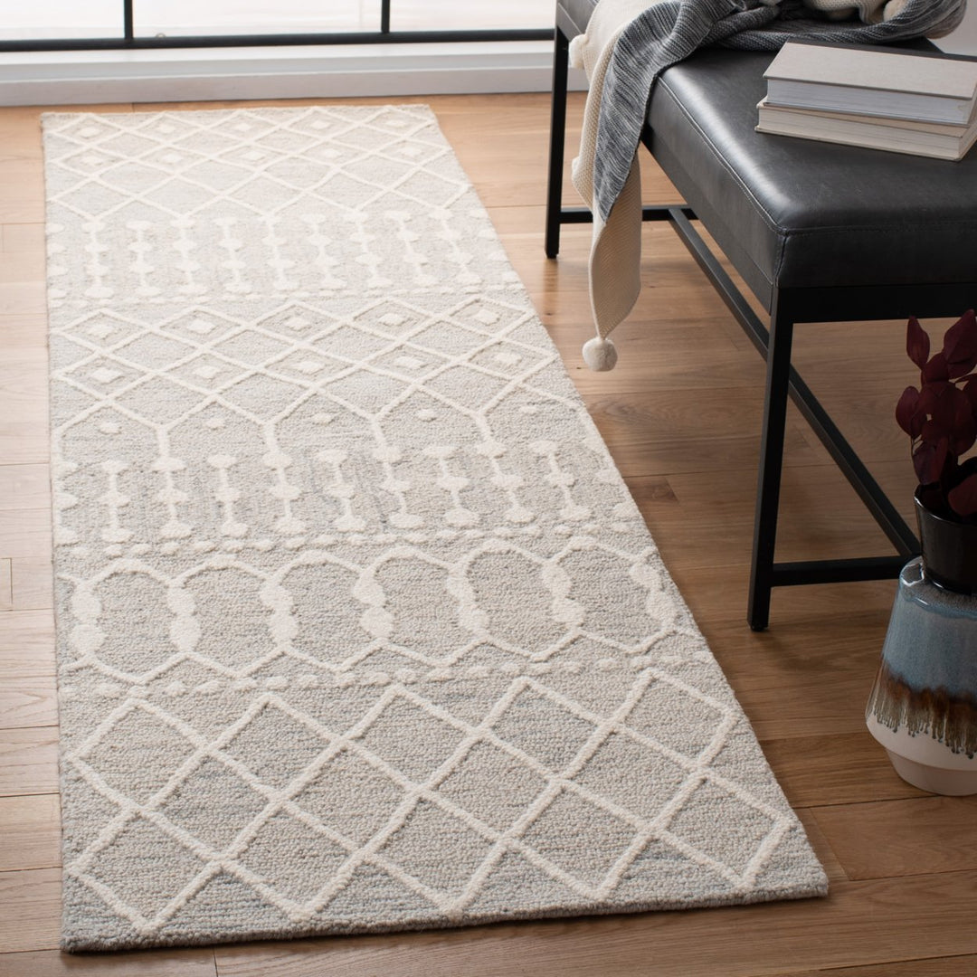 SAFAVIEH Blossom BLM115G Handmade Silver / Ivory Rug Image 3