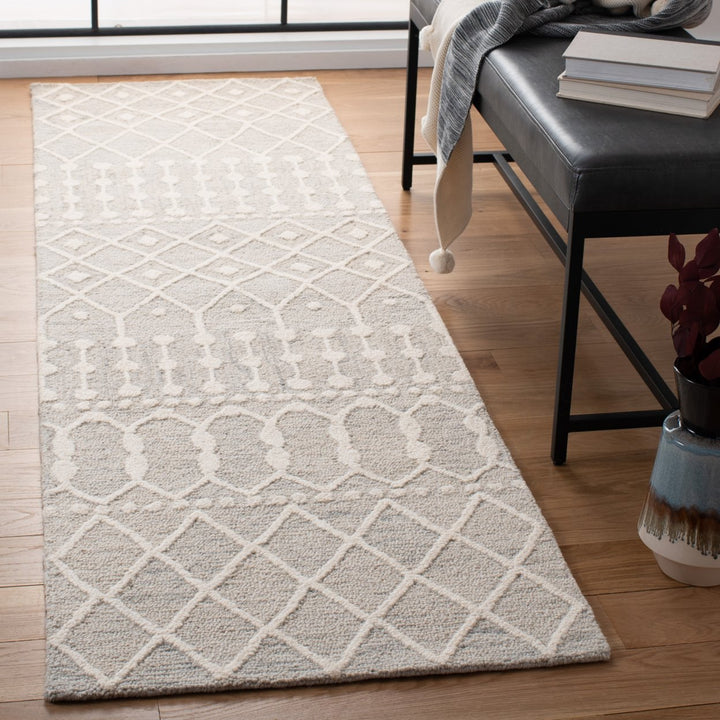 SAFAVIEH Blossom BLM115G Handmade Silver / Ivory Rug Image 3