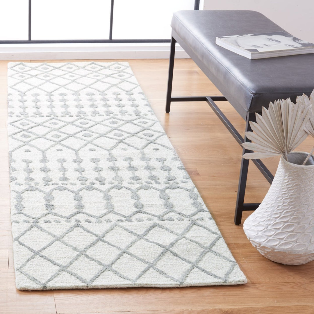 SAFAVIEH Blossom BLM115A Handmade Ivory / Grey Rug Image 10