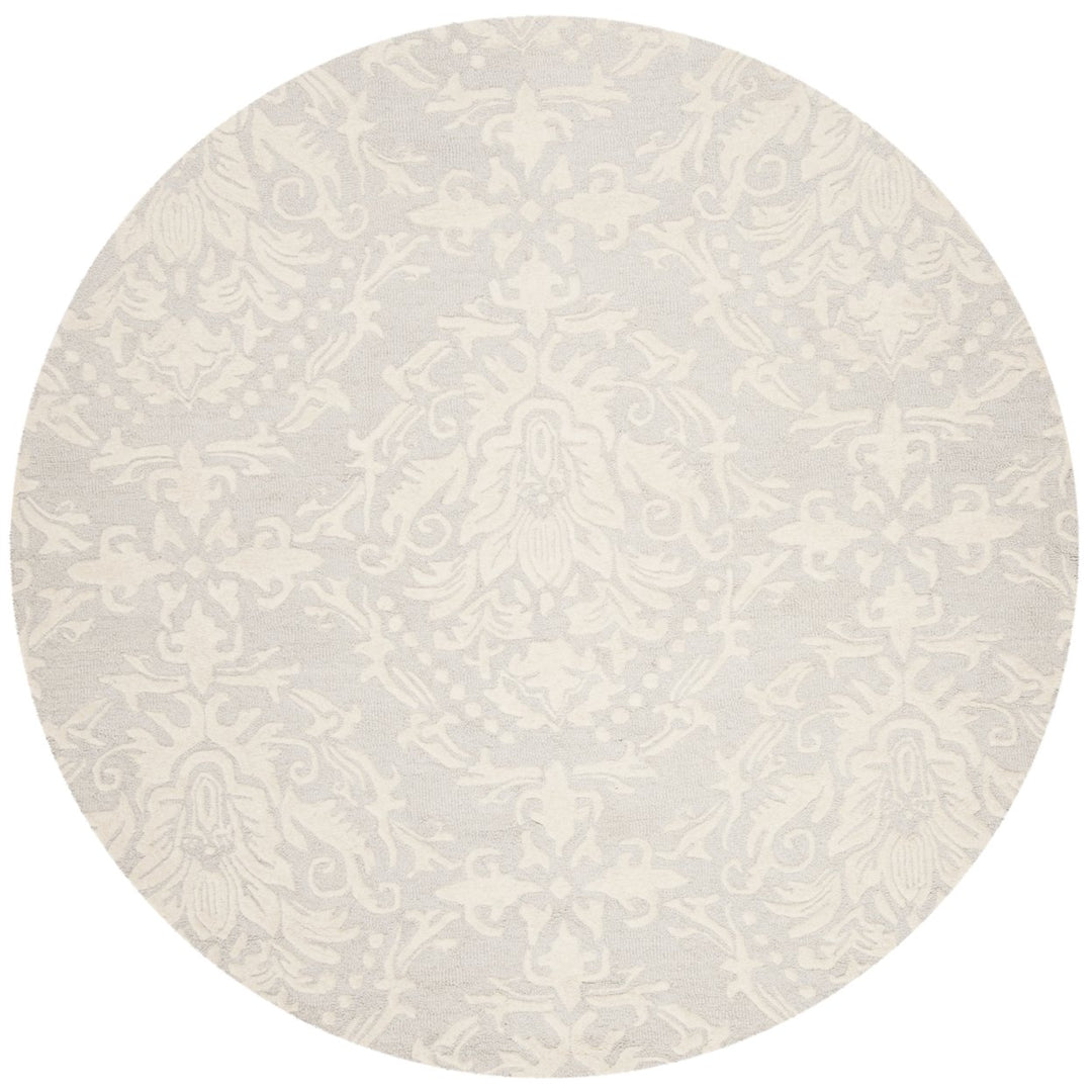 SAFAVIEH Blossom BLM107A Handmade Light Grey / Ivory Rug Image 9