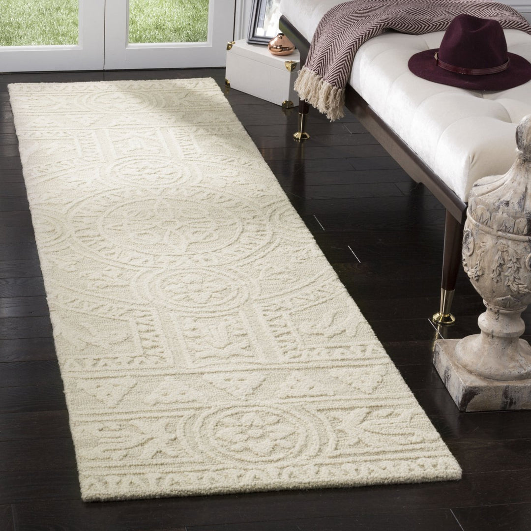 SAFAVIEH Blossom BLM109F Handmade Light Grey / Ivory Rug Image 3