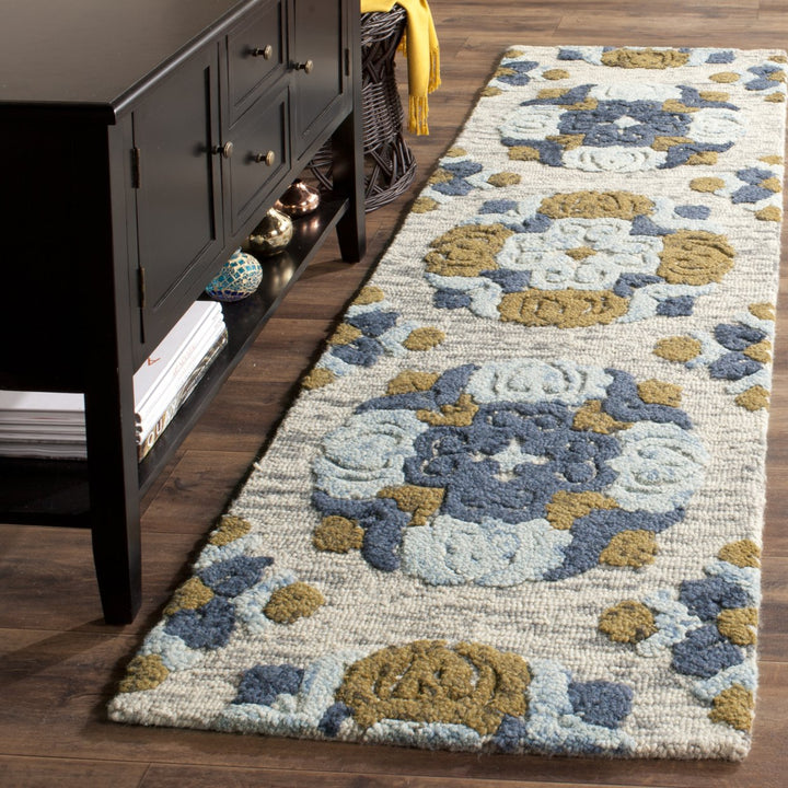 SAFAVIEH Blossom BLM403A Handmade Beige / Multi Rug Image 2