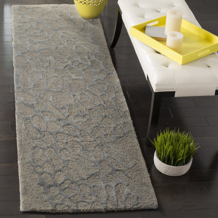 SAFAVIEH Blossom BLM695B Hand-hooked Grey / Grey Rug Image 3