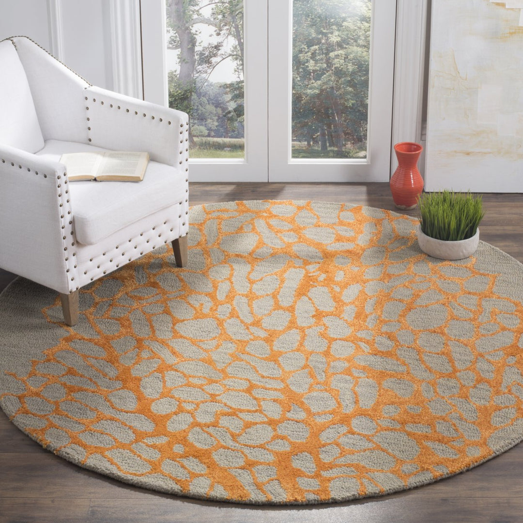 SAFAVIEH Blossom BLM695C Hand-hooked Grey / Orange Rug Image 2