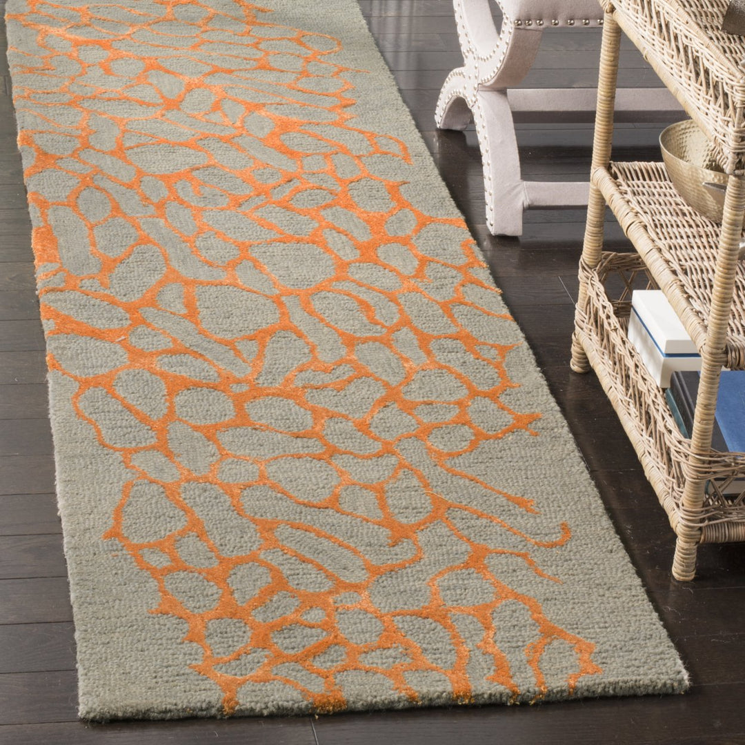 SAFAVIEH Blossom BLM695C Hand-hooked Grey / Orange Rug Image 3