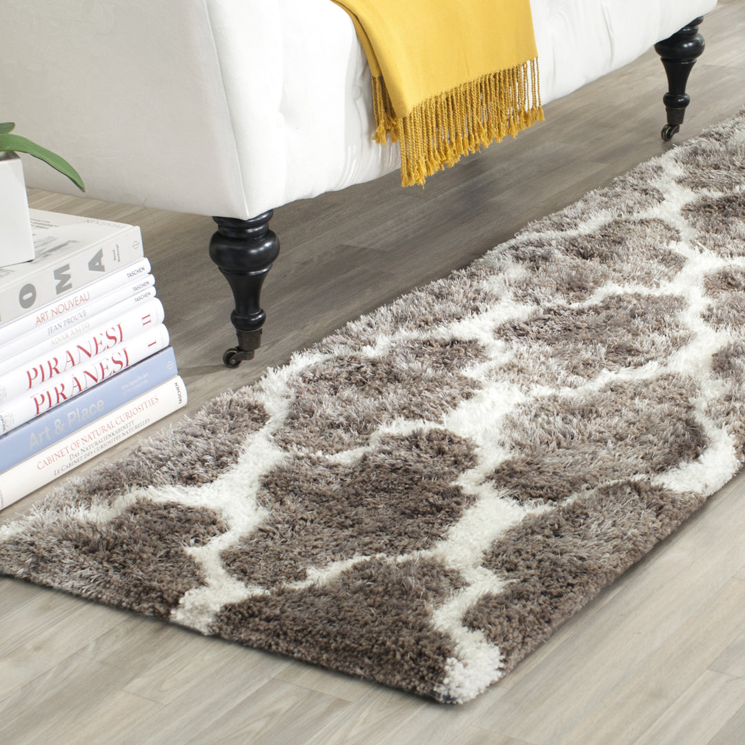 SAFAVIEH Barcelona Shag BSG319B Silver / Ivory Rug Image 3