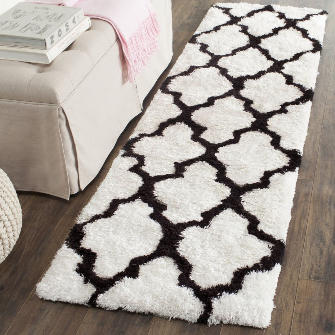 SAFAVIEH Barcelona Shag BSG319C Handmade Ivory /Black Rug Image 3