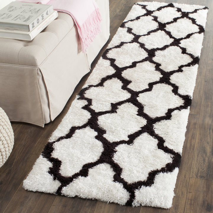 SAFAVIEH Barcelona Shag BSG319C Handmade Ivory /Black Rug Image 3