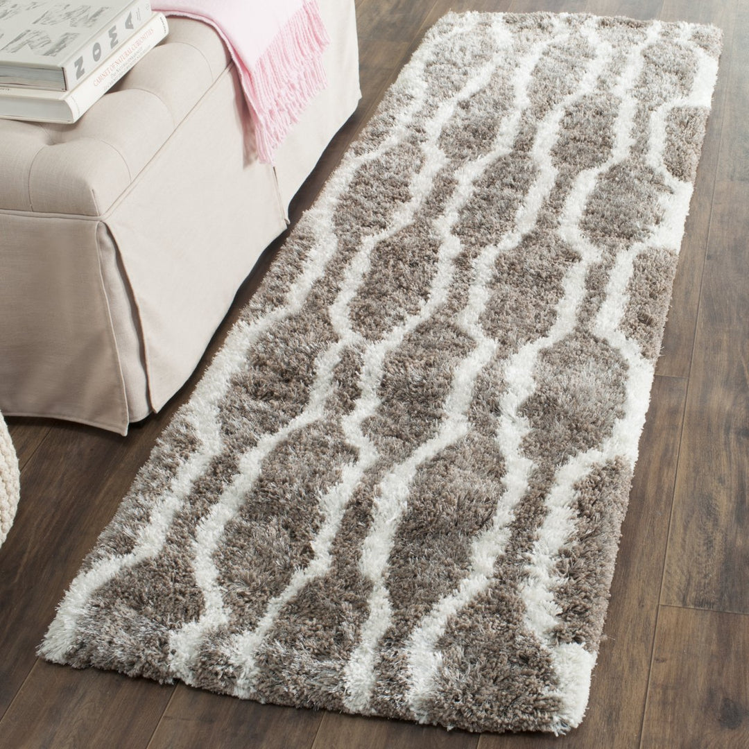 SAFAVIEH Barcelona Shag BSG322B Silver / Ivory Rug Image 3