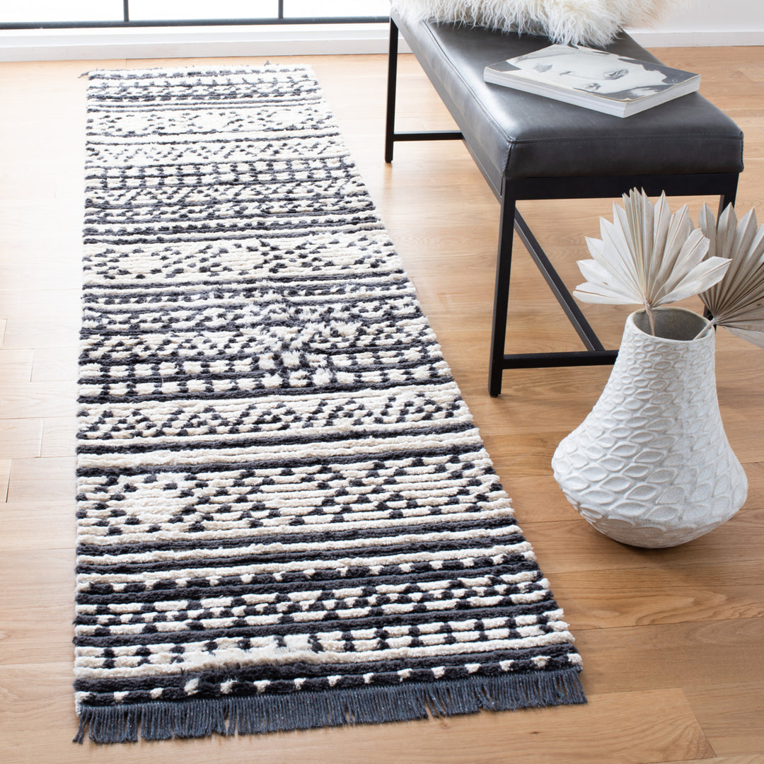 SAFAVIEH Burko Collection BUR226A Ivory / Black Rug Image 3