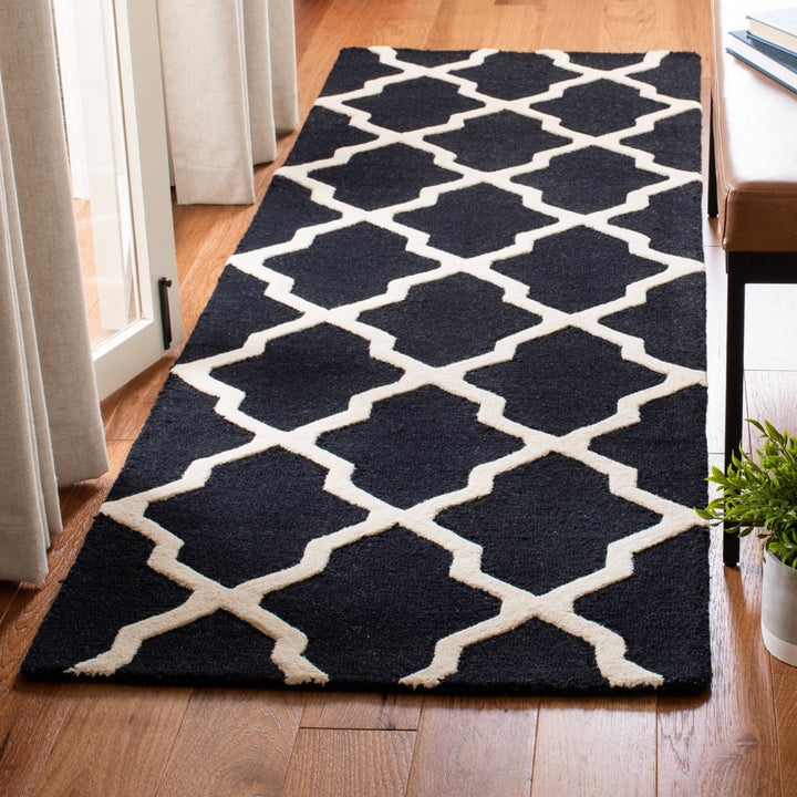 SAFAVIEH Cambridge CAM121E Handmade Black / Ivory Rug Image 11