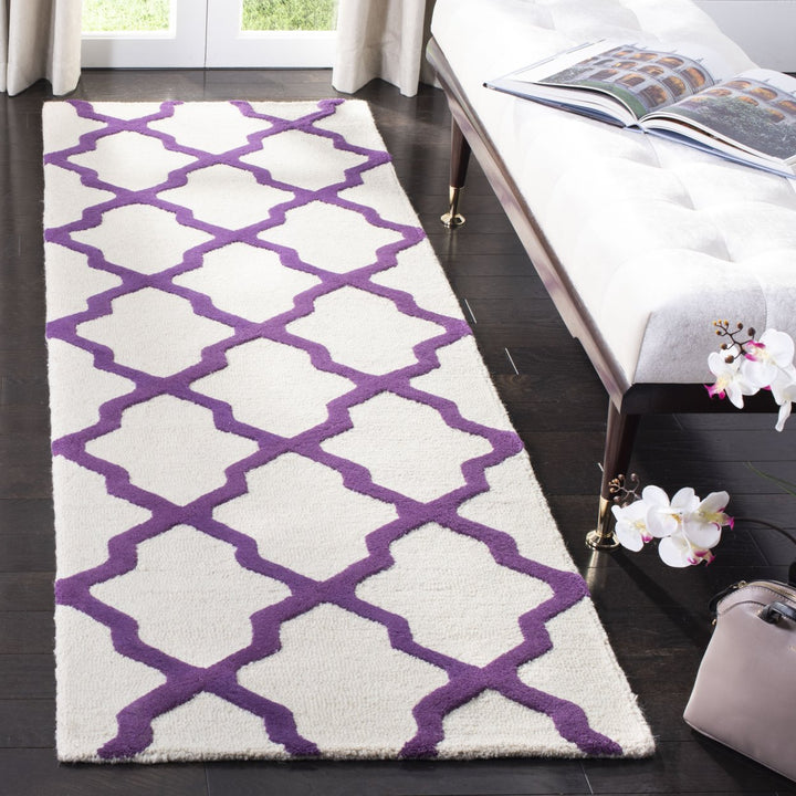 SAFAVIEH Cambridge CAM121V Handmade Ivory /Purple Rug Image 3