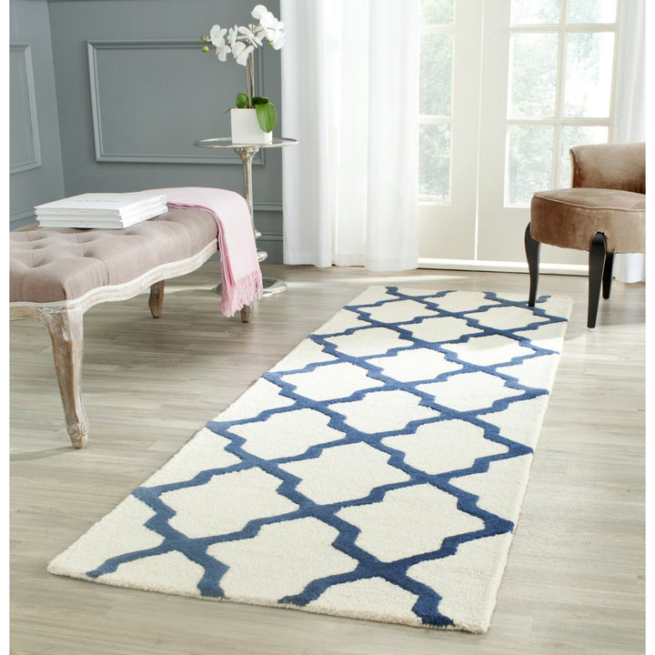 SAFAVIEH Cambridge CAM121Z Handmade Ivory / Navy Rug Image 3