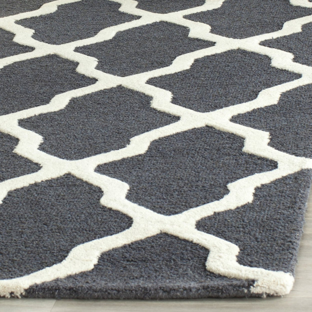 SAFAVIEH Cambridge CAM121X Dark Grey / Ivory Rug Image 7