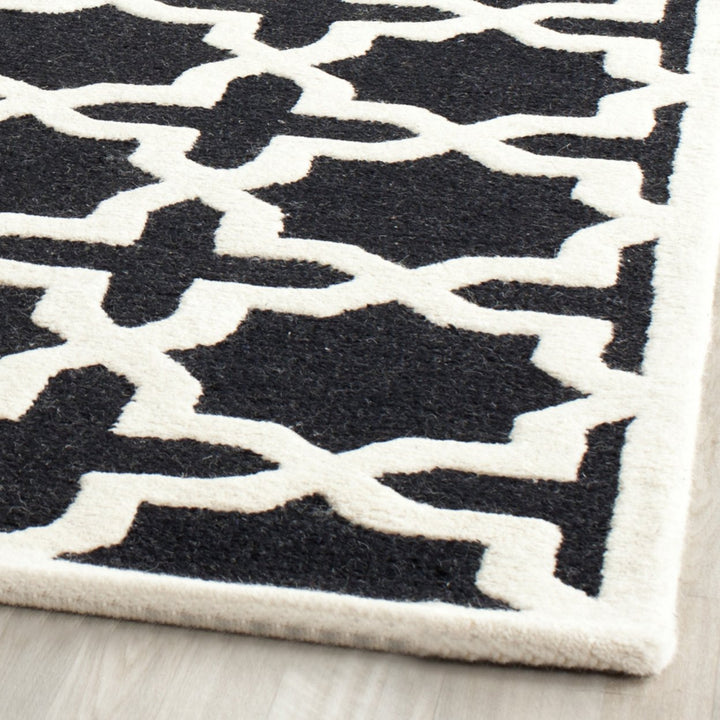 SAFAVIEH Cambridge CAM125E Handmade Black / Ivory Rug Image 7