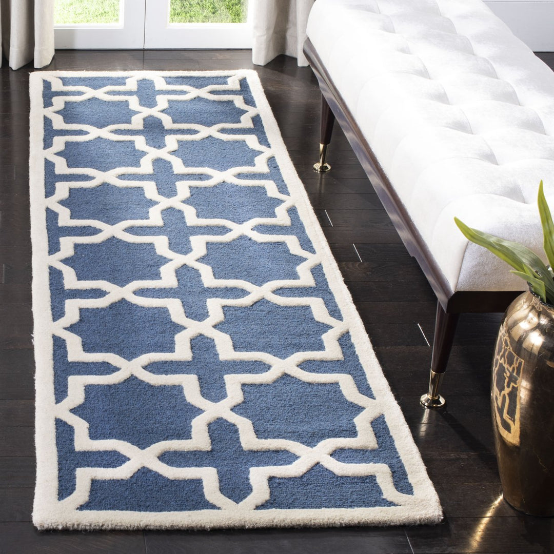 SAFAVIEH Cambridge CAM125G Navy Blue / Ivory Rug Image 3