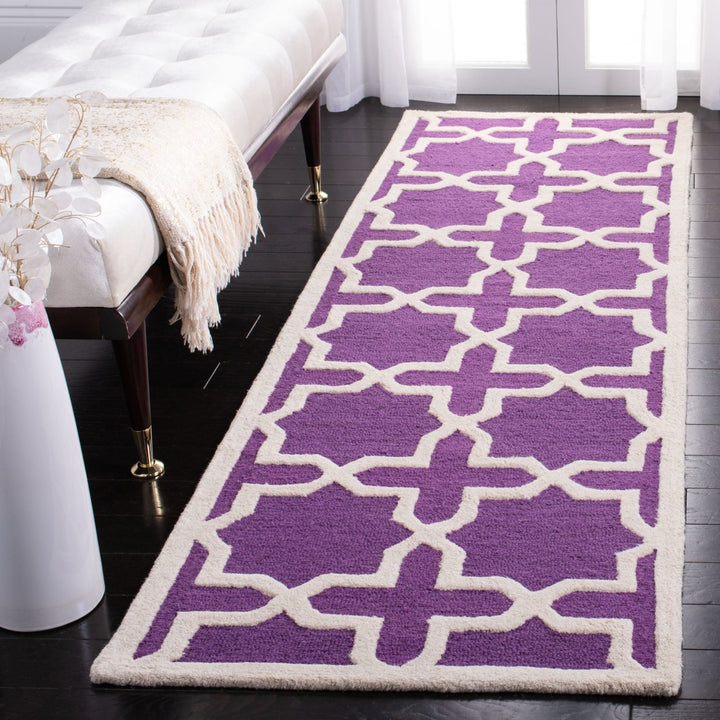 SAFAVIEH Cambridge CAM125K Handmade Purple /Ivory Rug Image 3