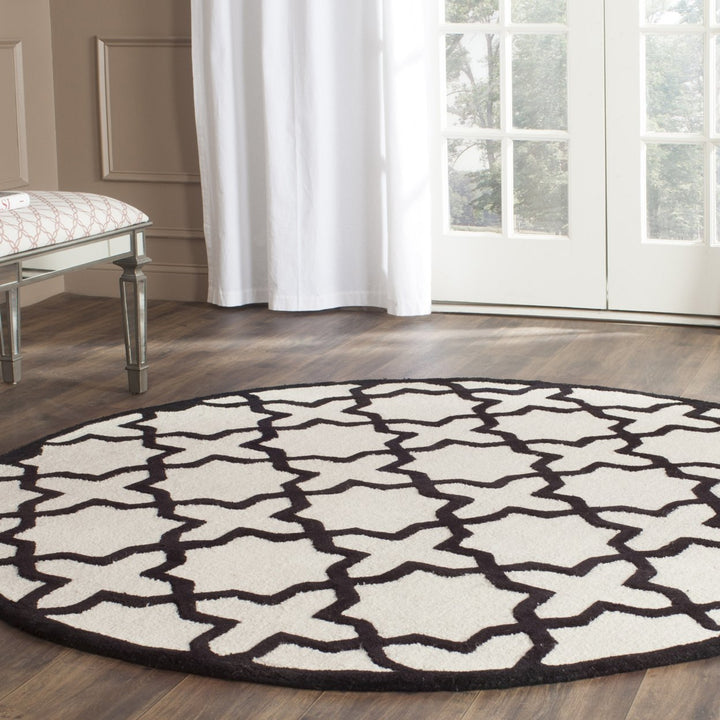 SAFAVIEH Cambridge CAM125W Handmade Ivory / Black Rug Image 2