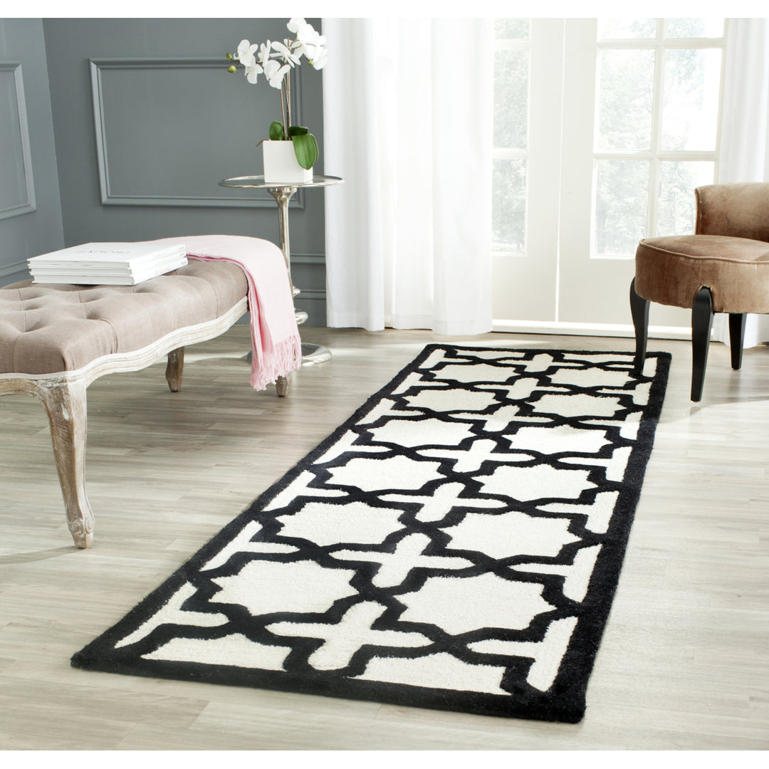 SAFAVIEH Cambridge CAM125W Handmade Ivory / Black Rug Image 3