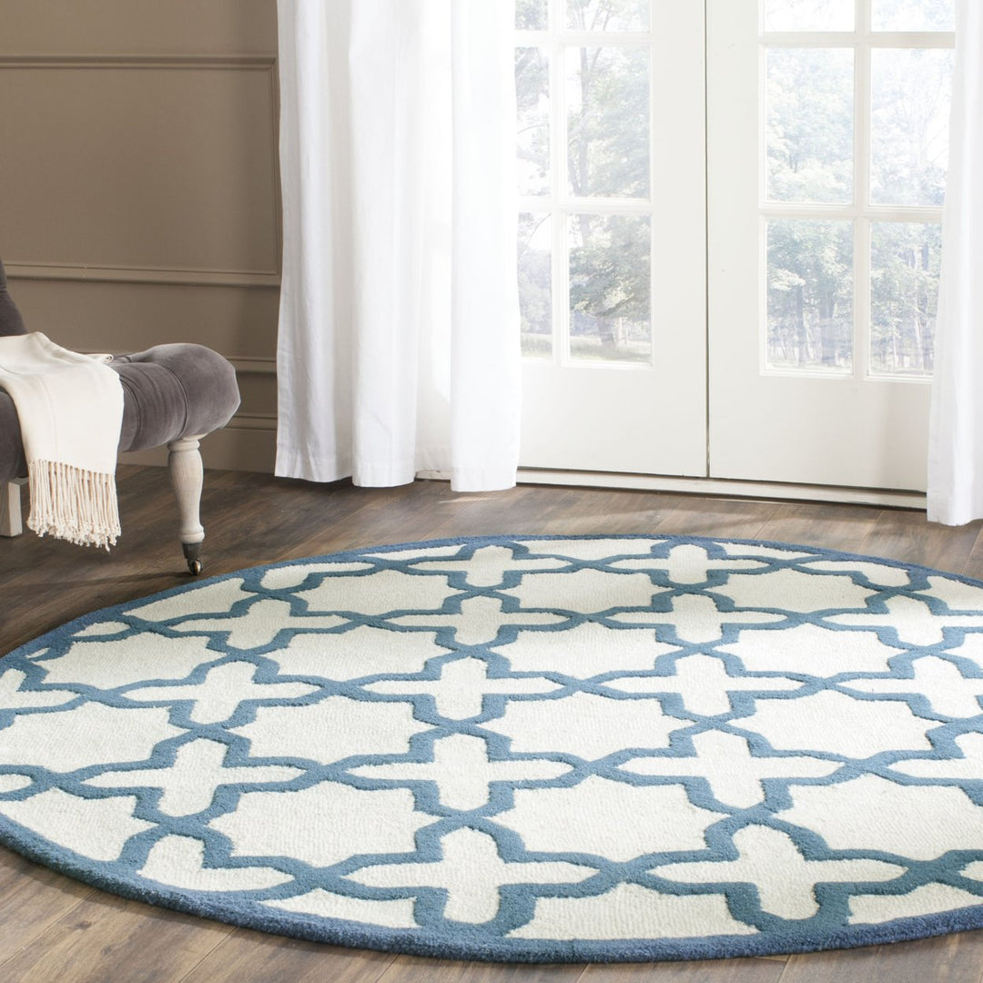 SAFAVIEH Cambridge CAM125Z Handmade Ivory / Navy Rug Image 2