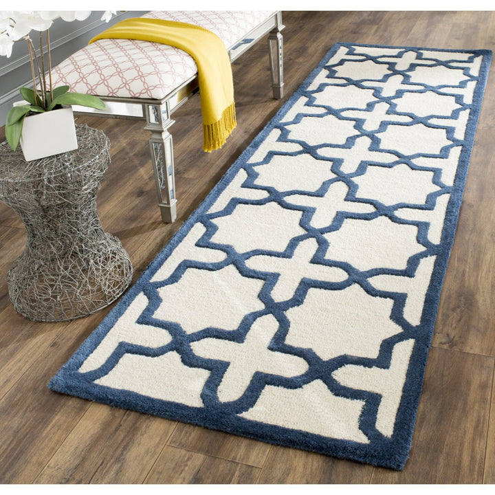 SAFAVIEH Cambridge CAM125Z Handmade Ivory / Navy Rug Image 3