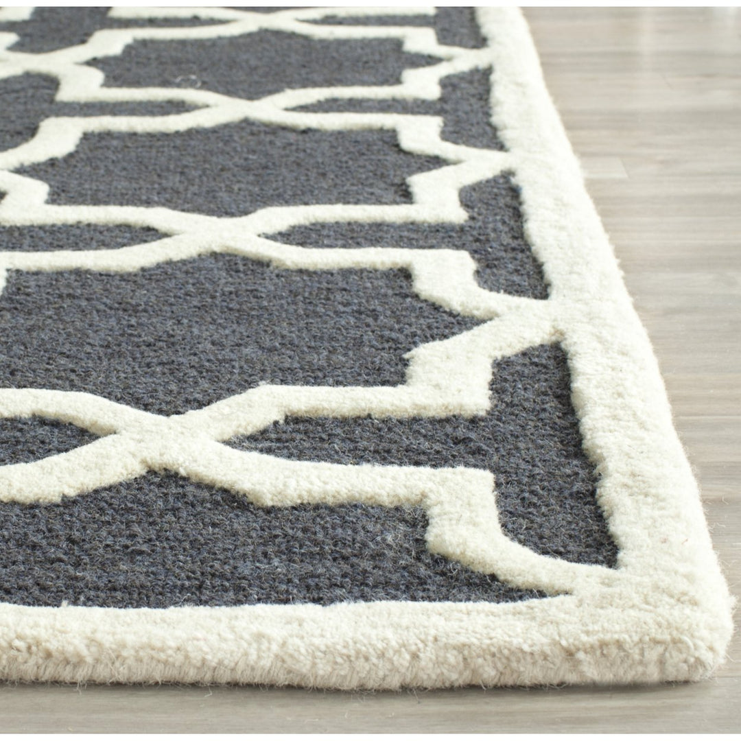 SAFAVIEH Cambridge CAM125X Dark Grey / Ivory Rug Image 7