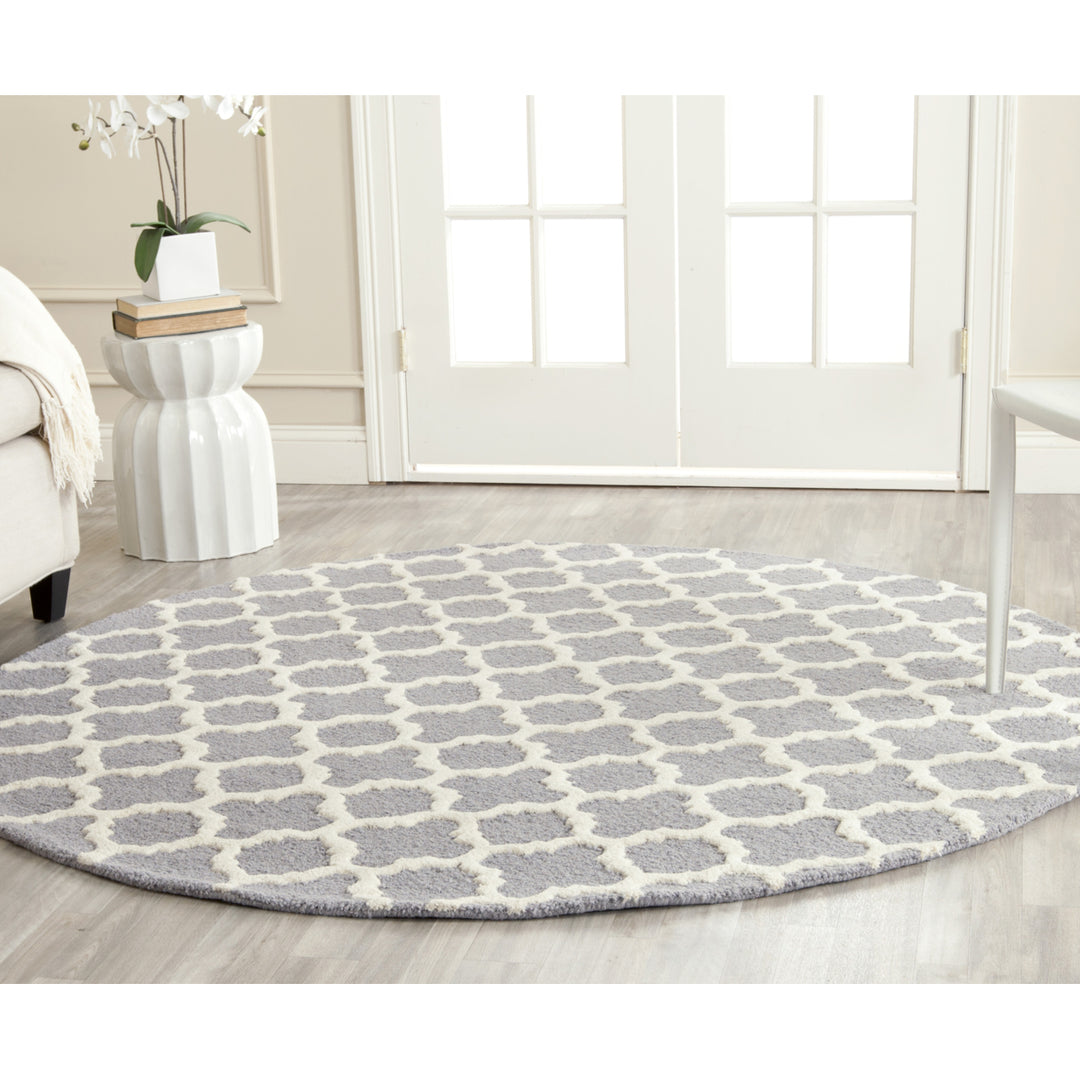 SAFAVIEH Cambridge CAM130D Handmade Silver /Ivory Rug Image 2