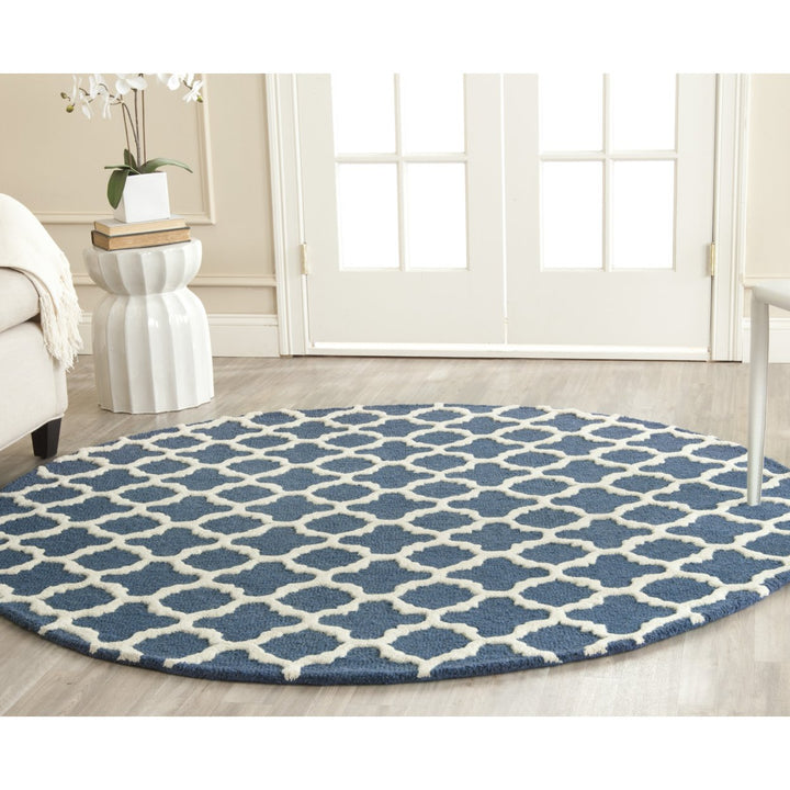 SAFAVIEH Cambridge CAM130G Handmade Navy / Ivory Rug Image 9