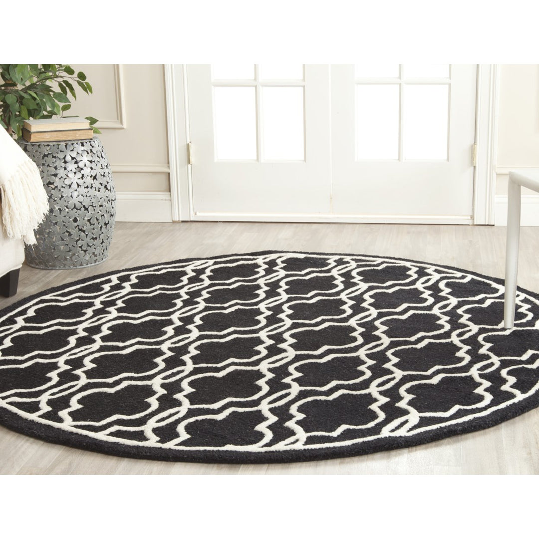 SAFAVIEH Cambridge CAM131E Handmade Black / Ivory Rug Image 2