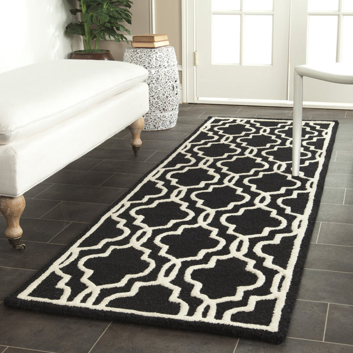 SAFAVIEH Cambridge CAM131E Handmade Black / Ivory Rug Image 3