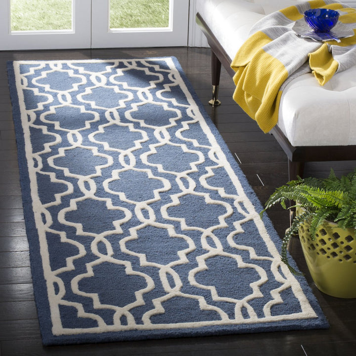 SAFAVIEH Cambridge CAM131G Handmade Navy / Ivory Rug Image 3