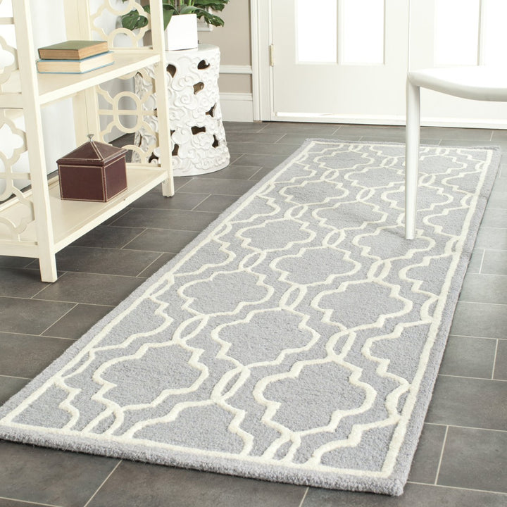 SAFAVIEH Cambridge CAM131D Handmade Silver /Ivory Rug Image 3