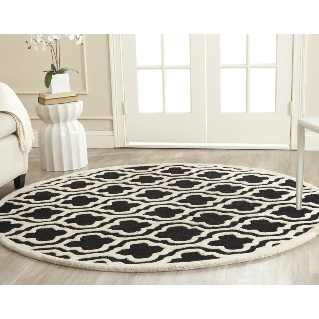 SAFAVIEH Cambridge CAM132E Handmade Black / Ivory Rug Image 2