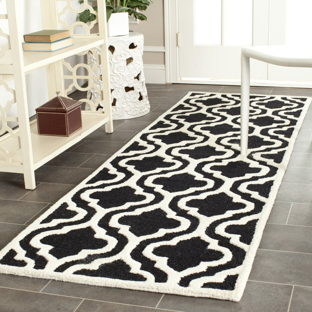 SAFAVIEH Cambridge CAM132E Handmade Black / Ivory Rug Image 3