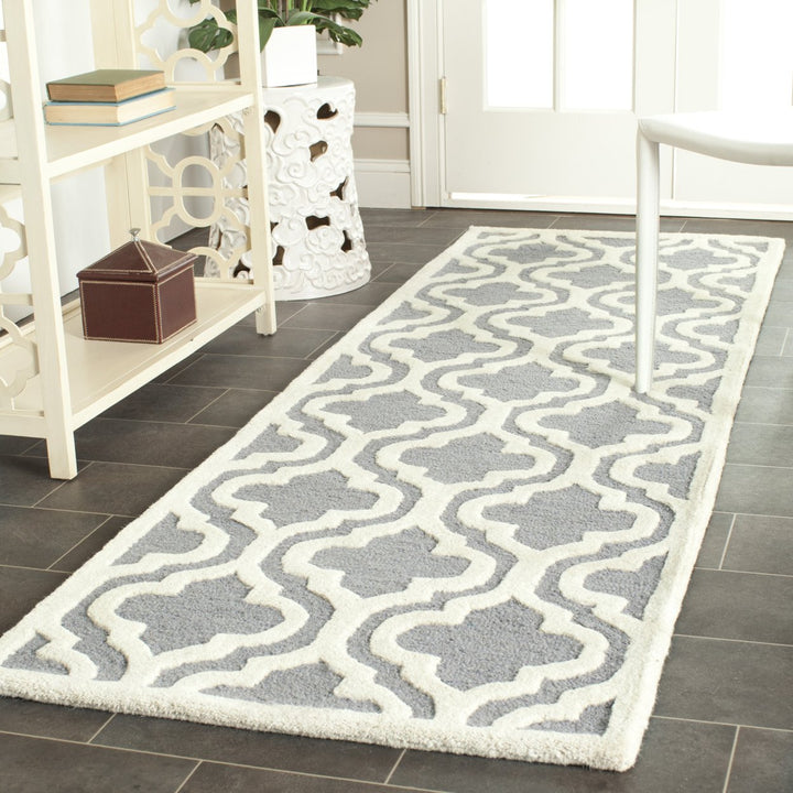 SAFAVIEH Cambridge CAM132D Handmade Silver /Ivory Rug Image 3