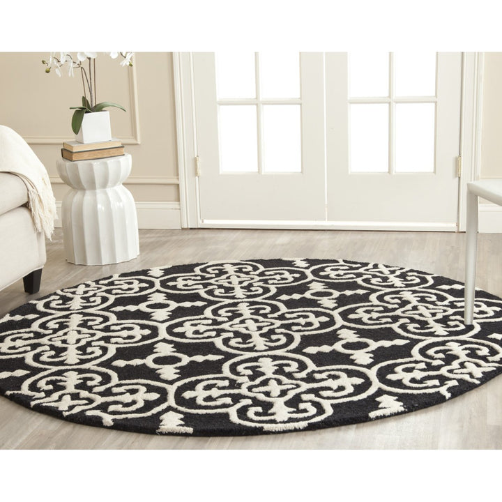 SAFAVIEH Cambridge CAM133E Handmade Black / Ivory Rug Image 2