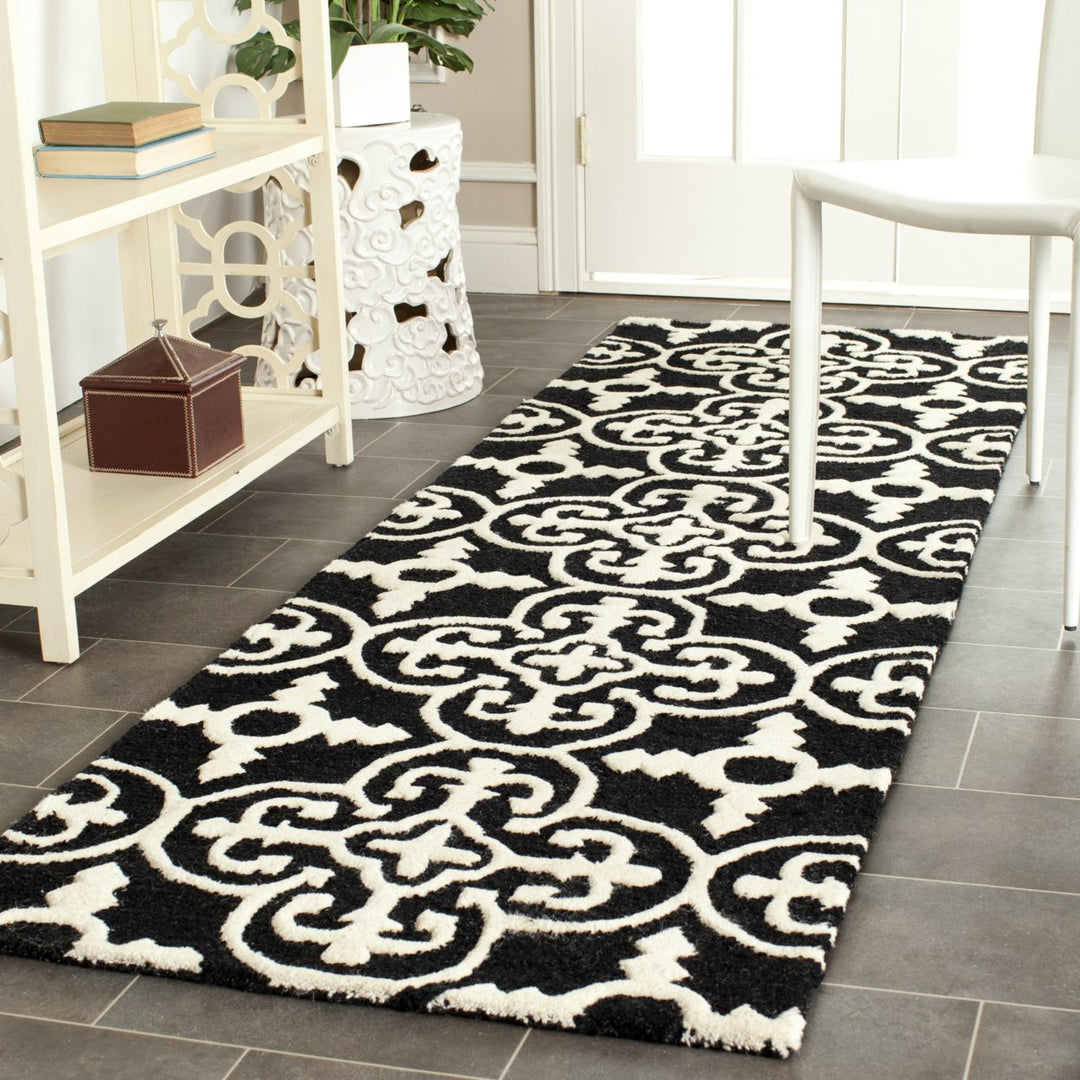 SAFAVIEH Cambridge CAM133E Handmade Black / Ivory Rug Image 3