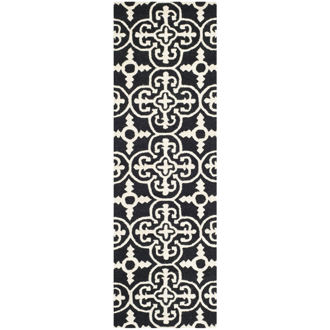 SAFAVIEH Cambridge CAM133E Handmade Black / Ivory Rug Image 5