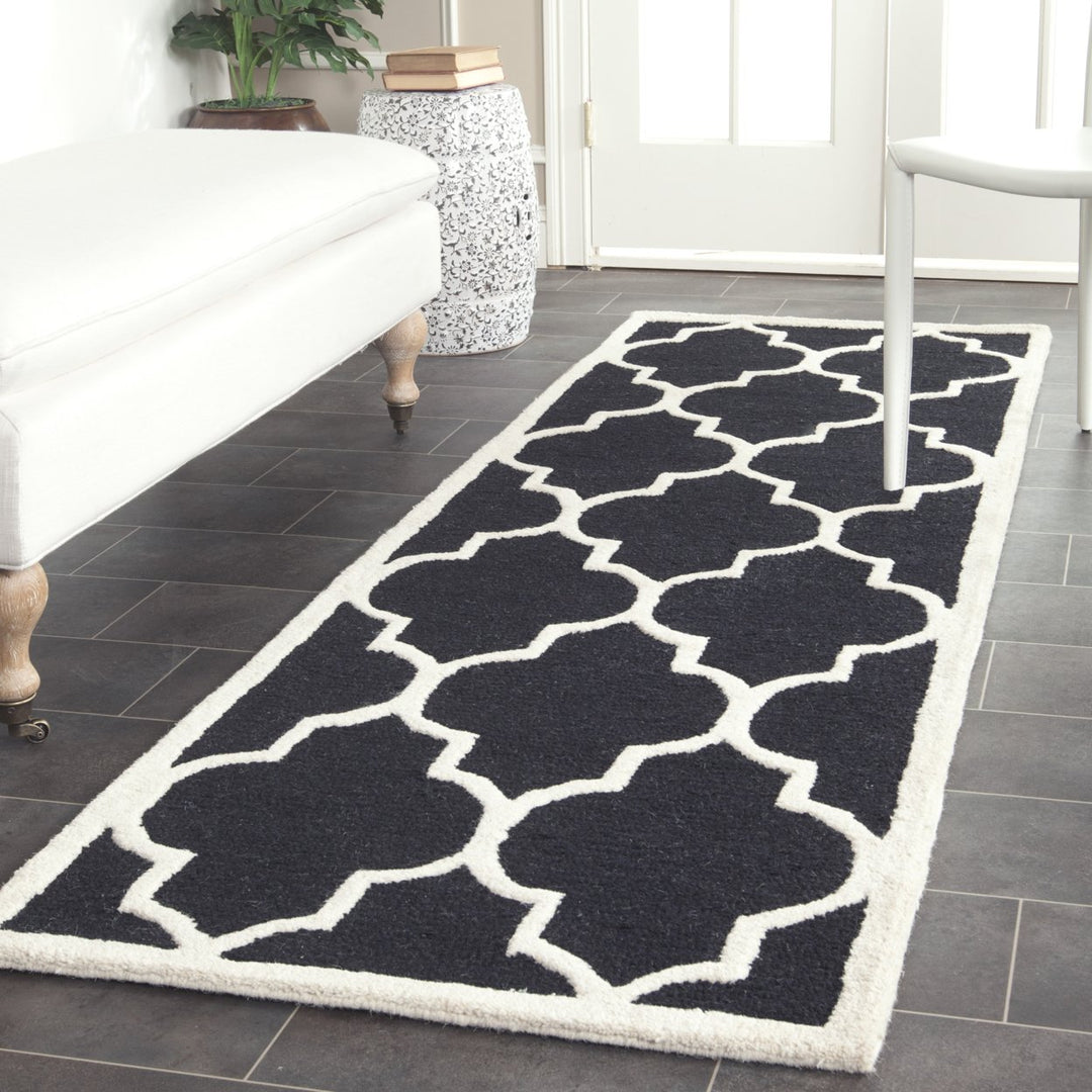 SAFAVIEH Cambridge CAM134E Handmade Black / Ivory Rug Image 3