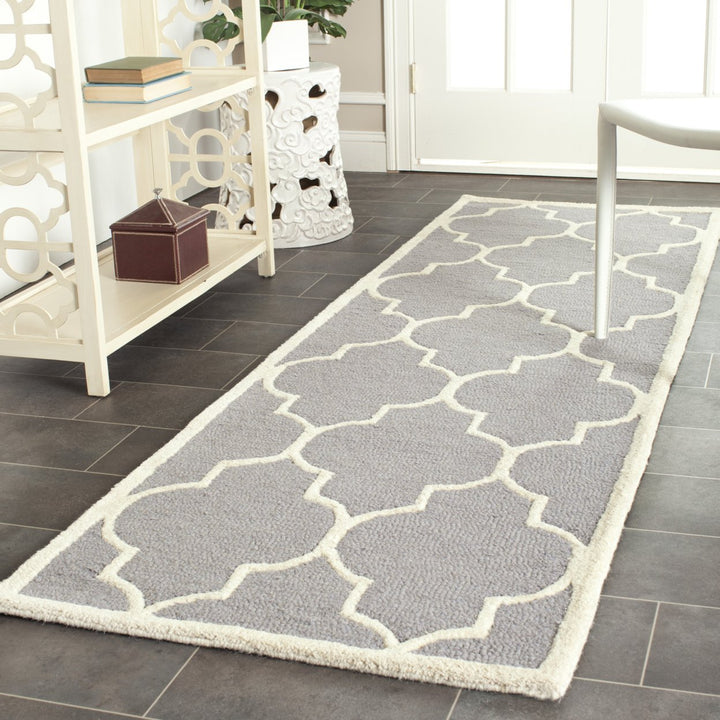 SAFAVIEH Cambridge CAM134D Handmade Silver /Ivory Rug Image 3