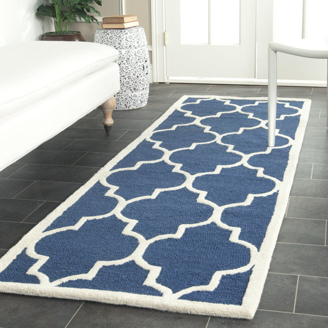 SAFAVIEH Cambridge CAM134G Handmade Navy / Ivory Rug Image 3